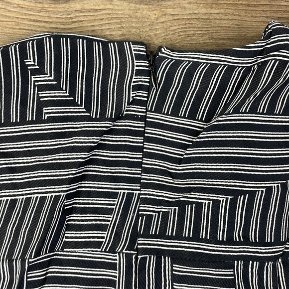 TOPSHOP Women’s Belted Black and White Striped Playsuit Jumpsuit, size 6 - Picture 13 of 14